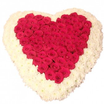 Сердце из роз и хризантем